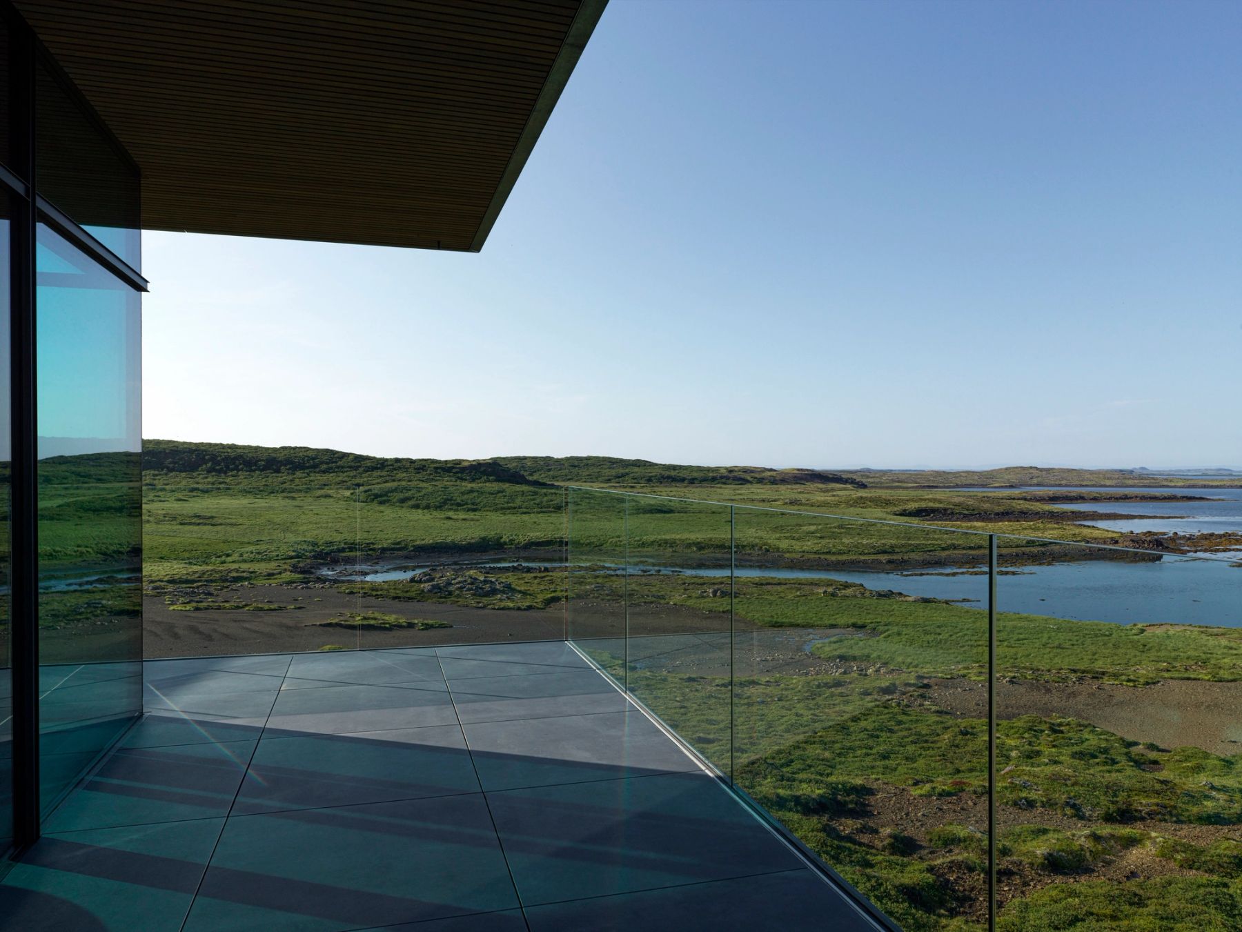 Svalagólf og glerhandrið við fjörðinn
