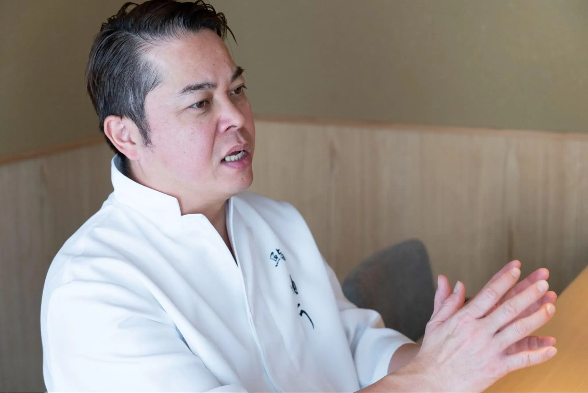 尽管他是一流的寿司职人，【银座 寿司由】的尾崎先生在经营管理方面也展现出了非凡的才华，令人称赞不已