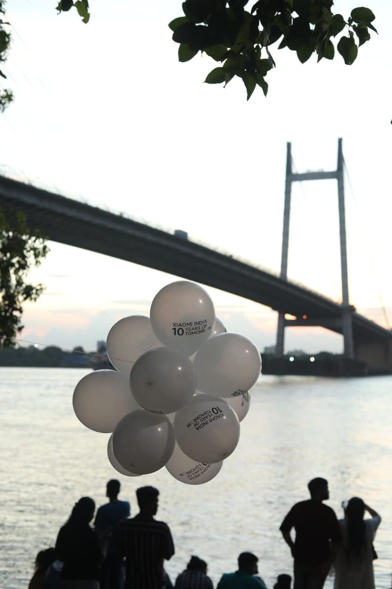 Consumers engaging with the Xiaomi balloon activation
