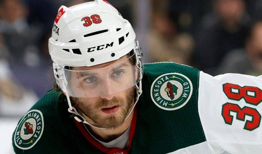 Ryan Hartman warming up for the 2022 Winter Classic