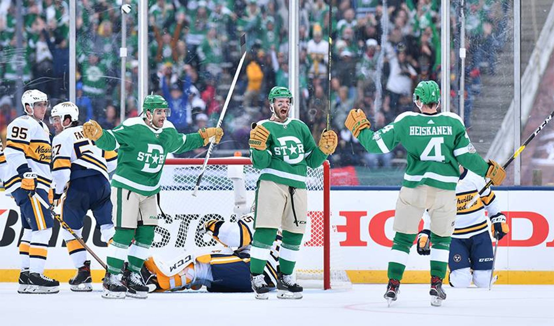 Stars rally to give Cotton Bowl crowd a thrilling Winter Classic win