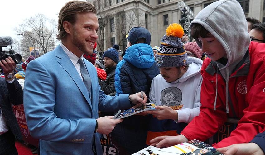 With social distancing top of mind, Pastrnak still connecting with fans