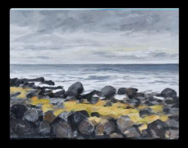 Steiner med gress imellom og havet utenfor
