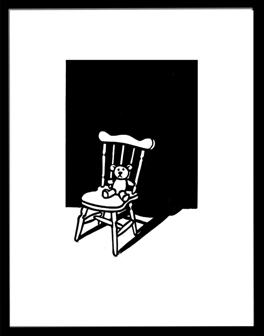 en liten bamse sitter på en pinnestol
