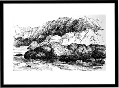 Steiner og fjell i strandkanten