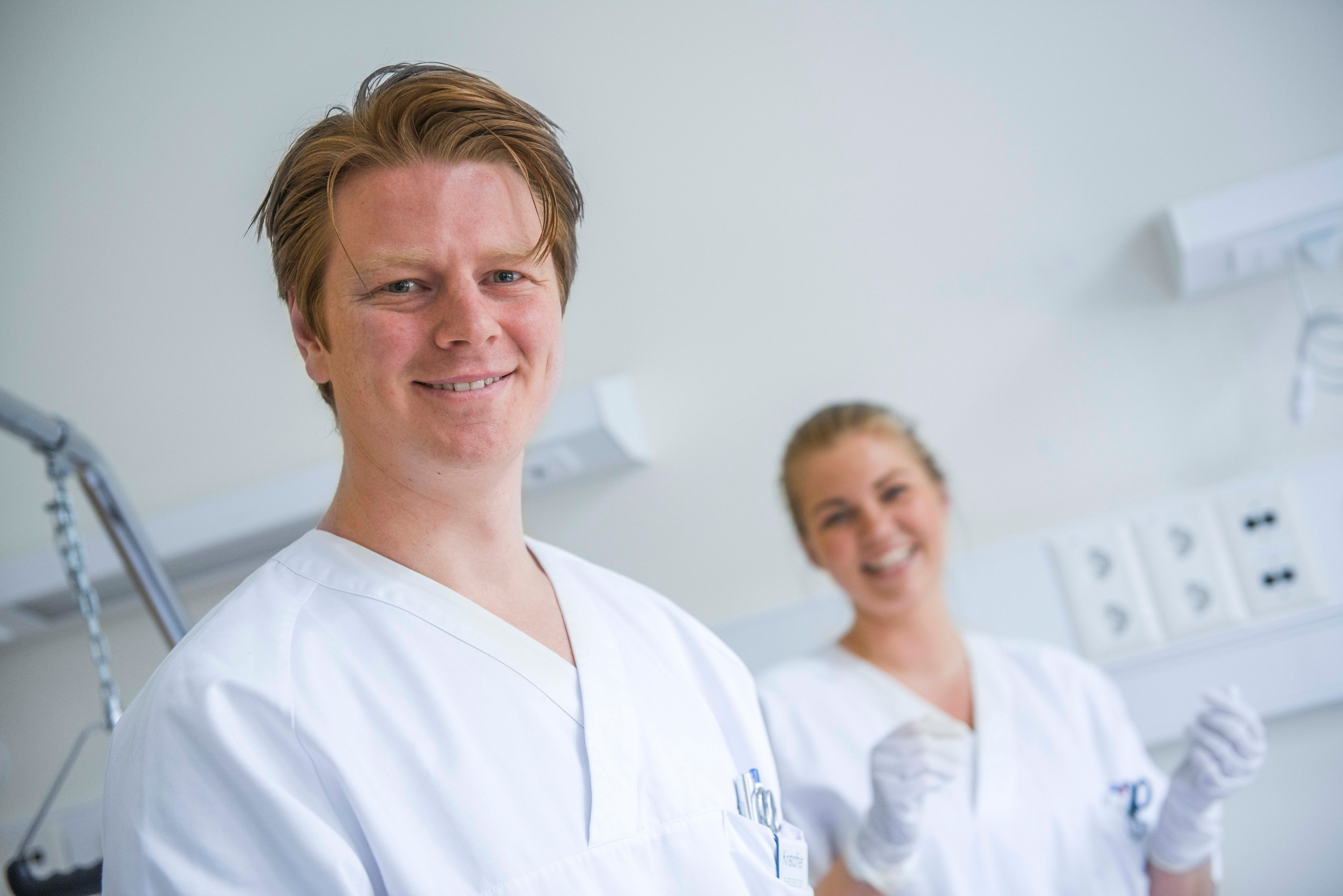 To sykepleierstudenter i praksis på sykehus.