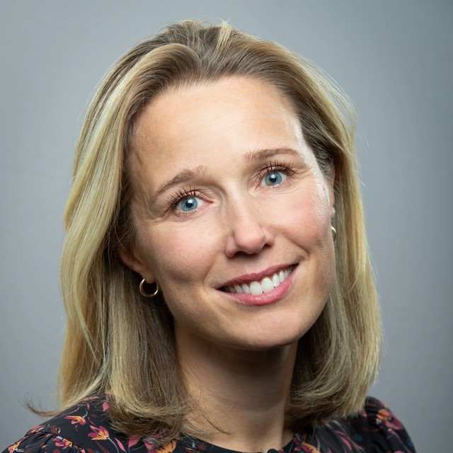 Portrettbilde av Karen Onsager Keiserud, konserndirektør for kommunikasjon, merkevare og samfunnskontakt i Gyldendal ASA.