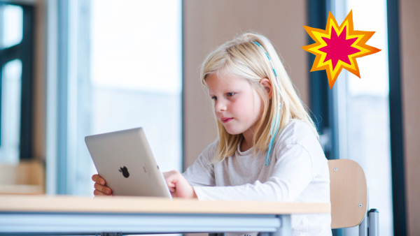 Jente ser på Ipad