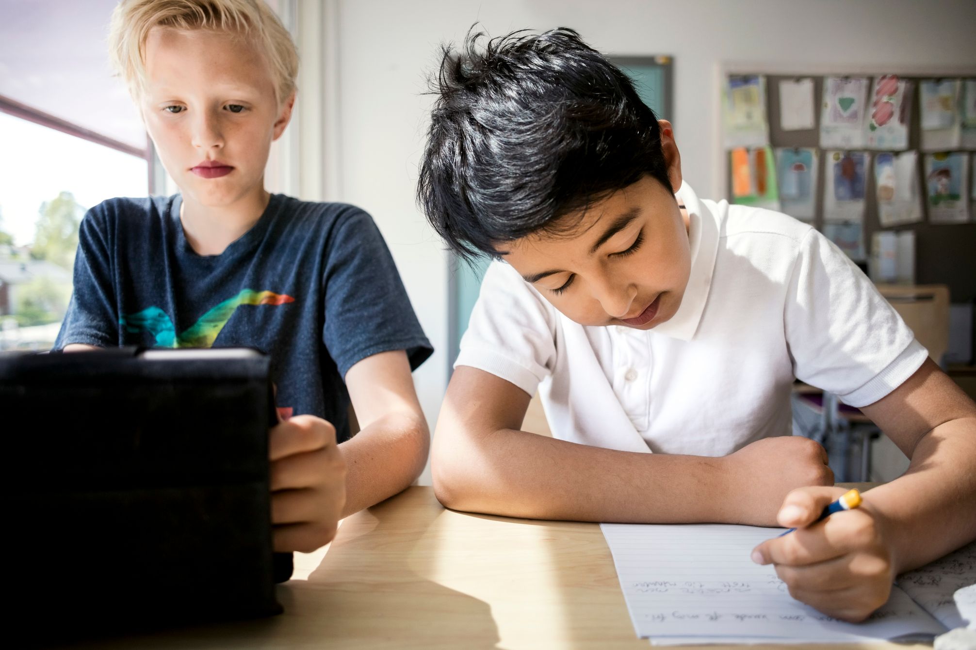 Elev som skriver for hånd i skolen