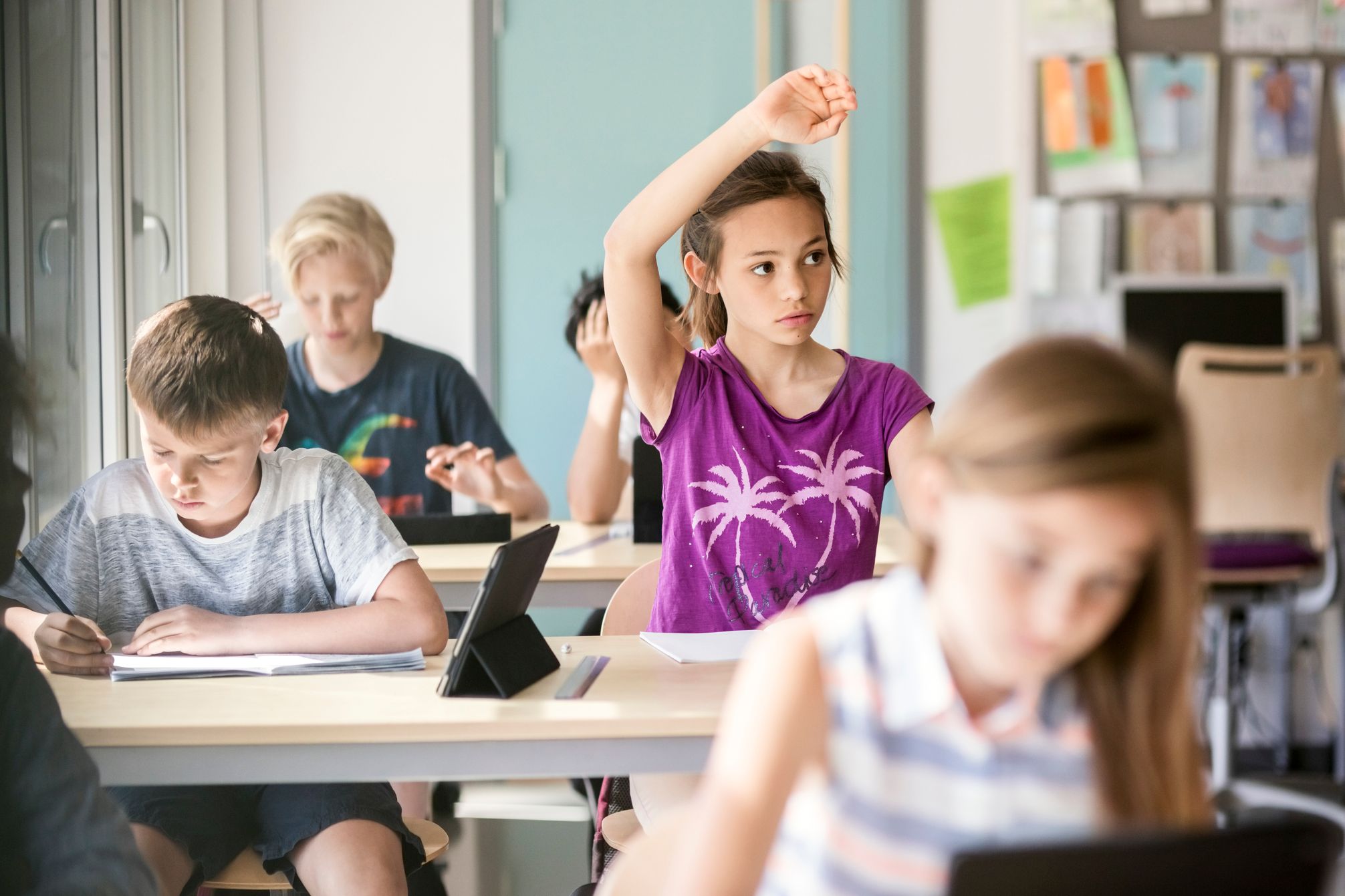 Elever som jobber med engelsk i klasserommet