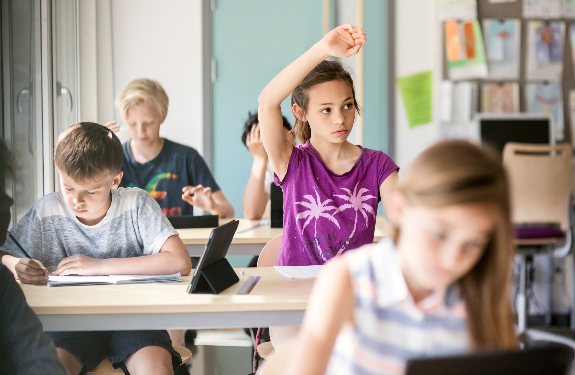 Elever som jobber med engelsk i klasserommet