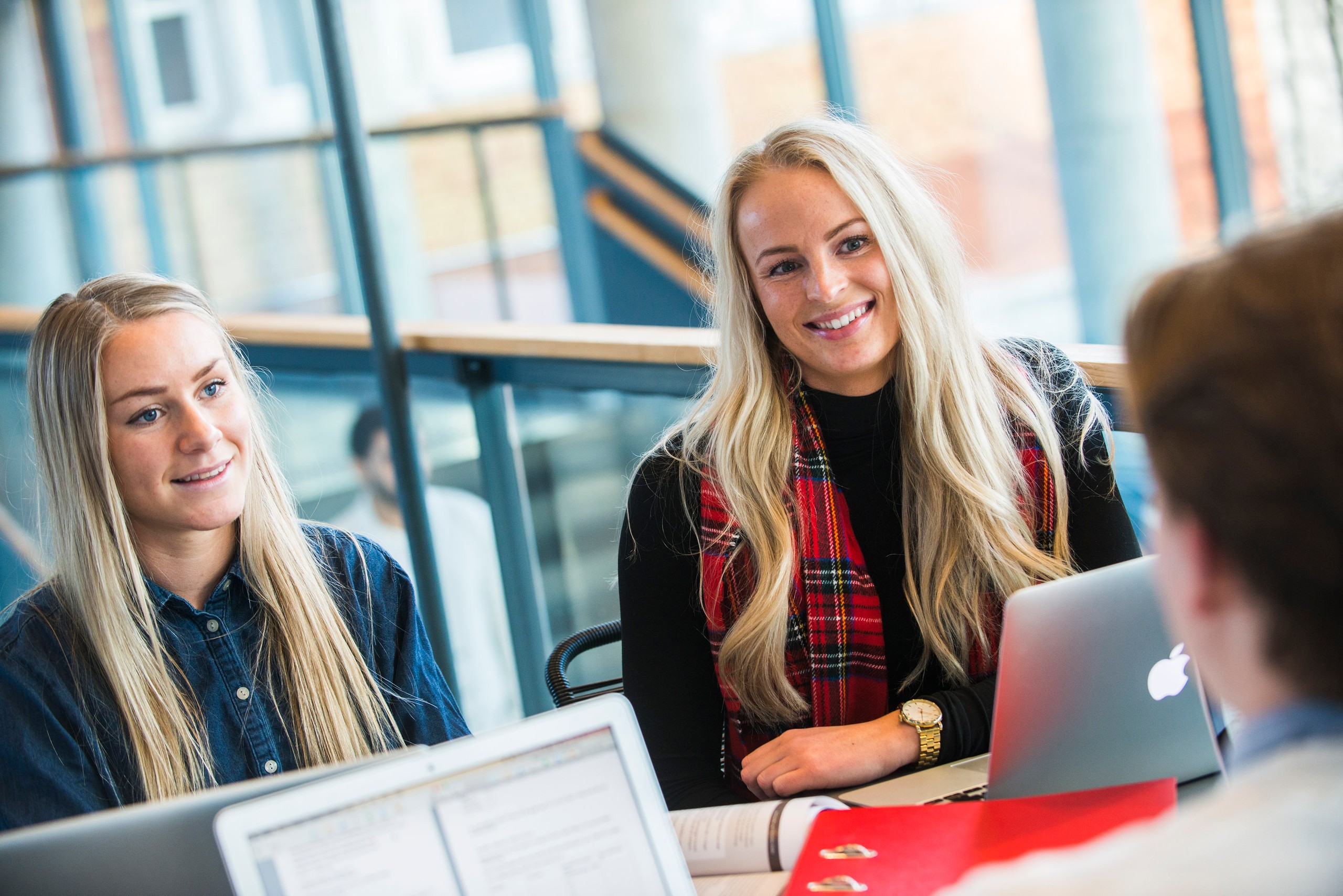 To studenter som sitter med PC i kollokviegruppe