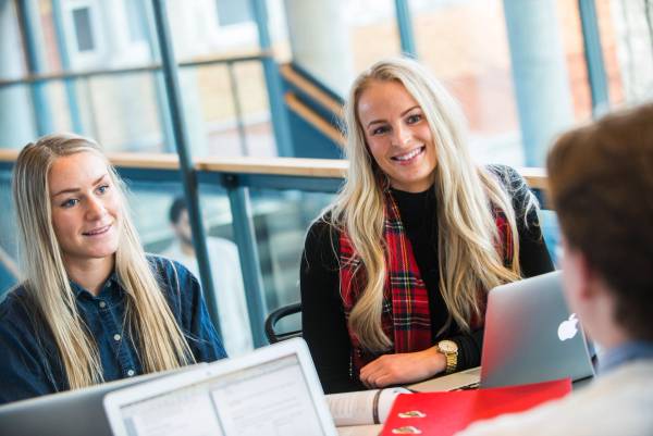 To studenter som sitter med PC i kollokviegruppe