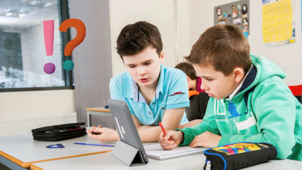 To gutter løser oppgaver på Ipad