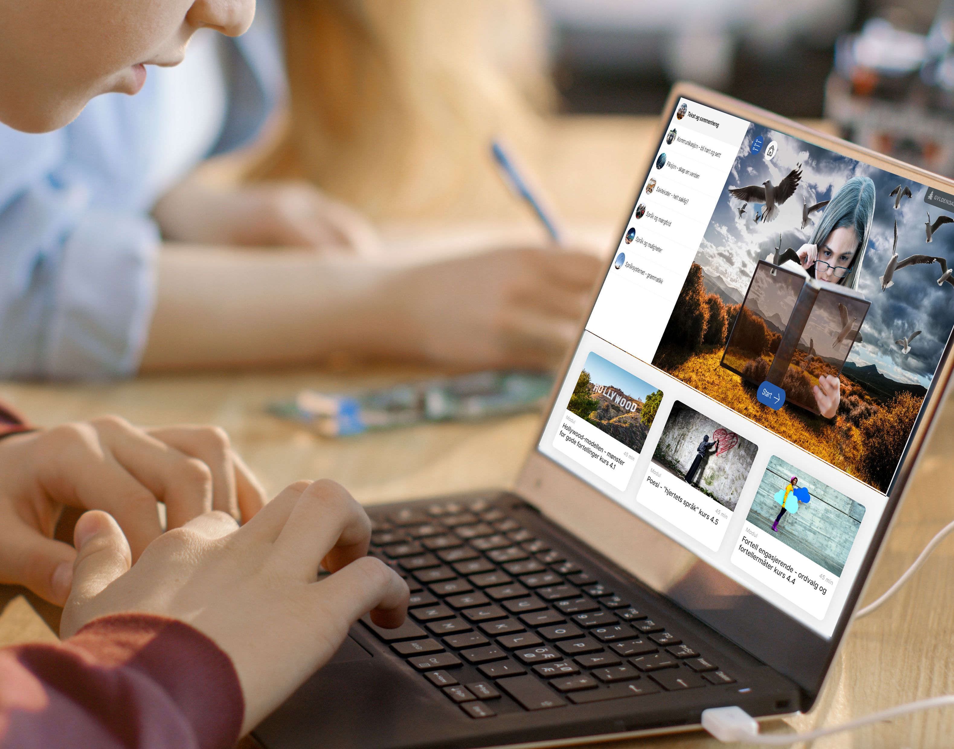 Elev sitter og jobber med en laptop. Bildet fokuserer på skjermen og personen er kuttet ut av bildet.