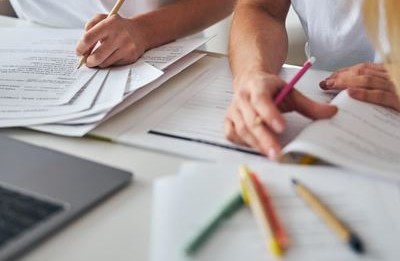 Studenter som løser oppgaver