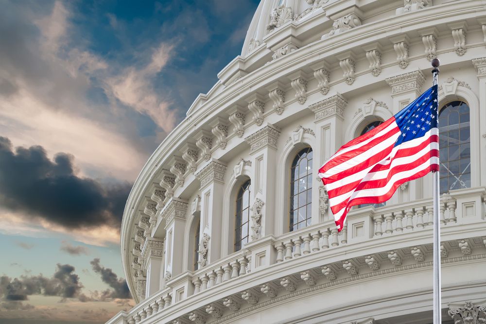 Bilde av det hvite hus med amerikansk flagg og mørke skyer i bakgrunnen