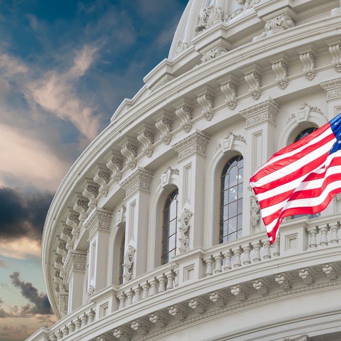 Bilde av det hvite hus med amerikansk flagg og mørke skyer i bakgrunnen