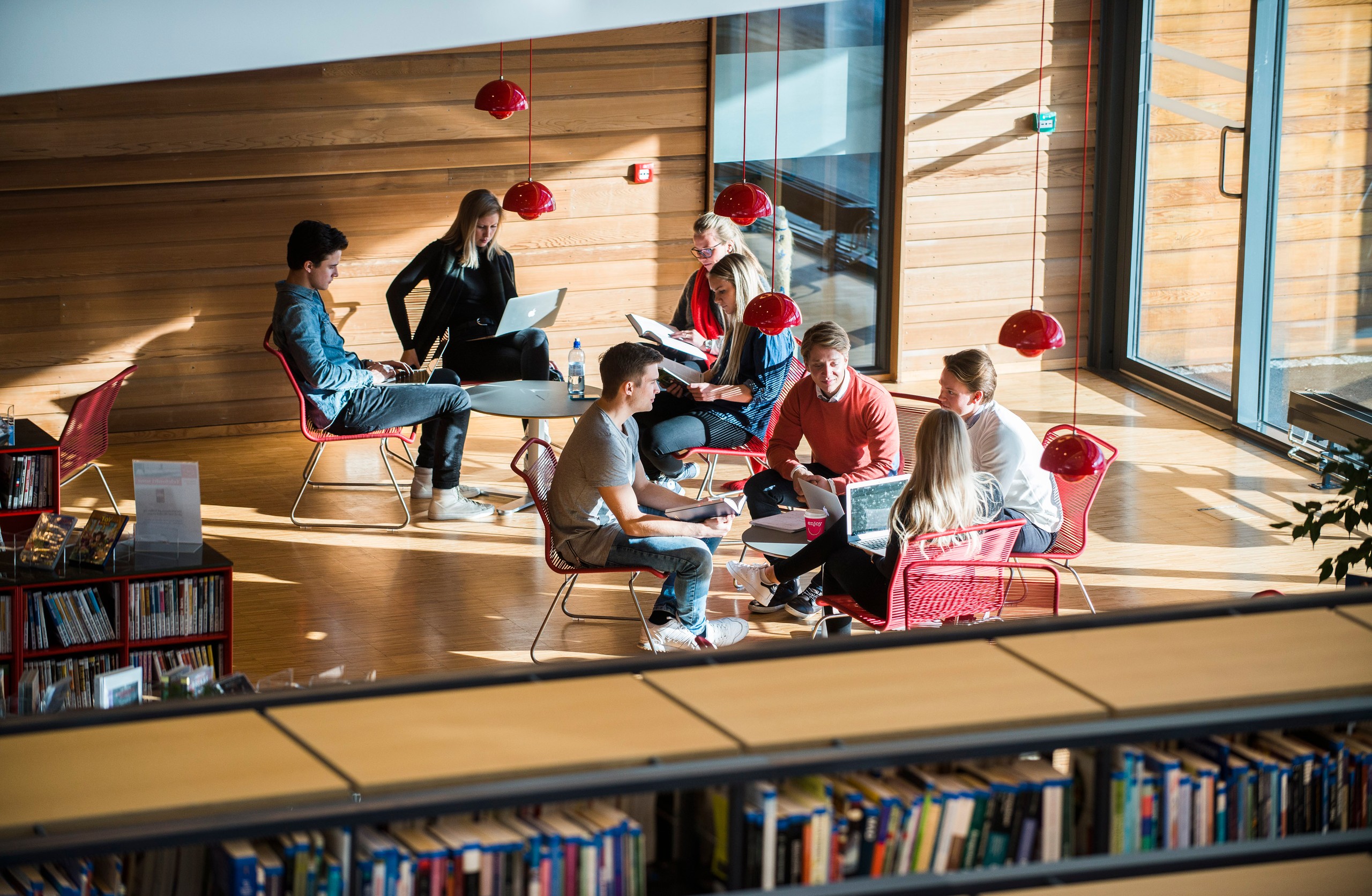 En gruppe med studenter som diskuterer i en kollokviegruppe på en høyskole.