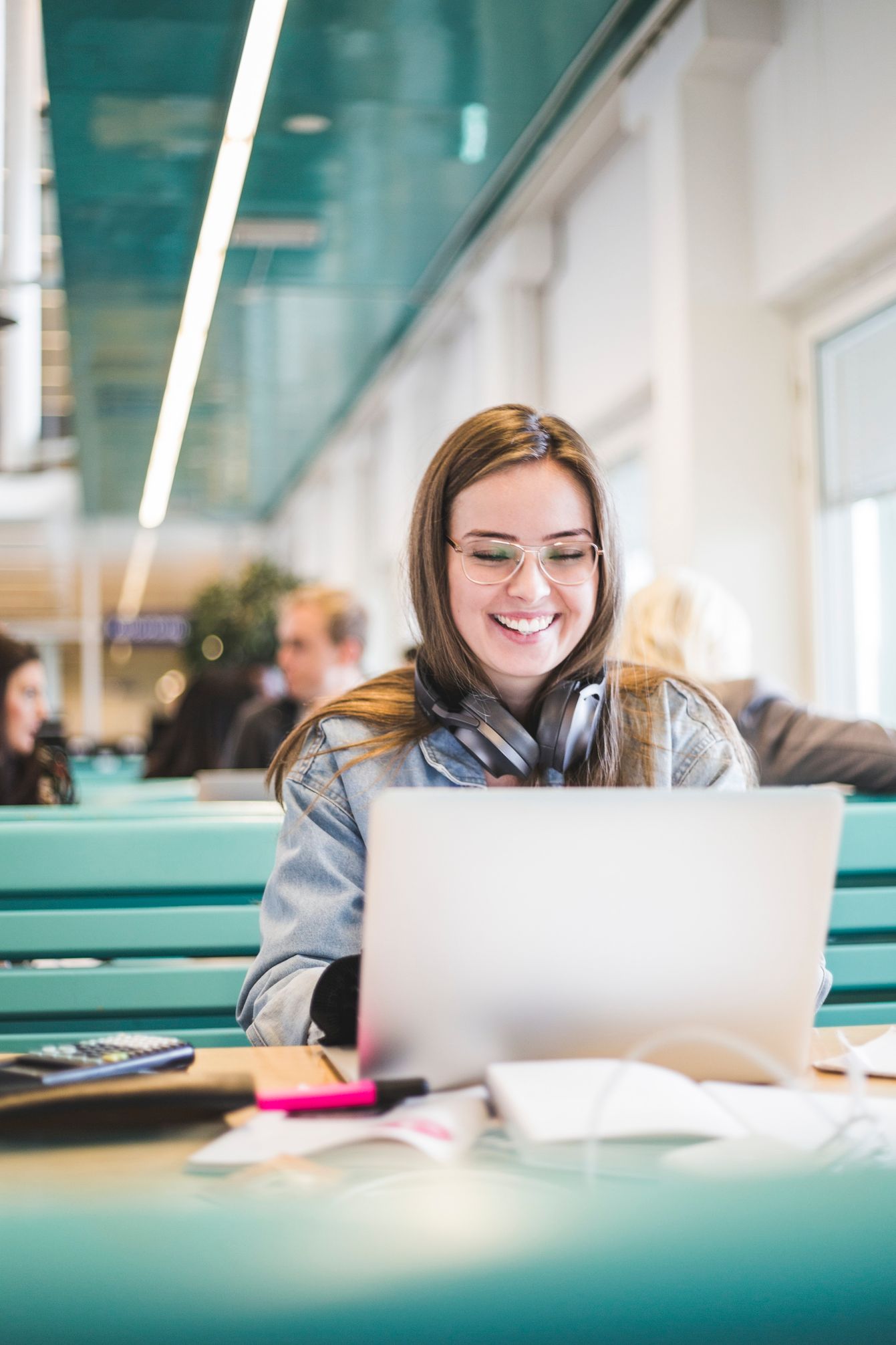 Smilende elev som skriver på mac 