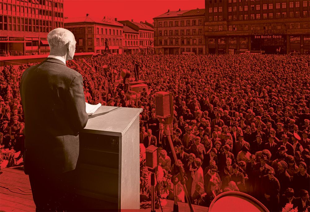Einar Gerhardsen taler til et stort publikum på Youngstorget.