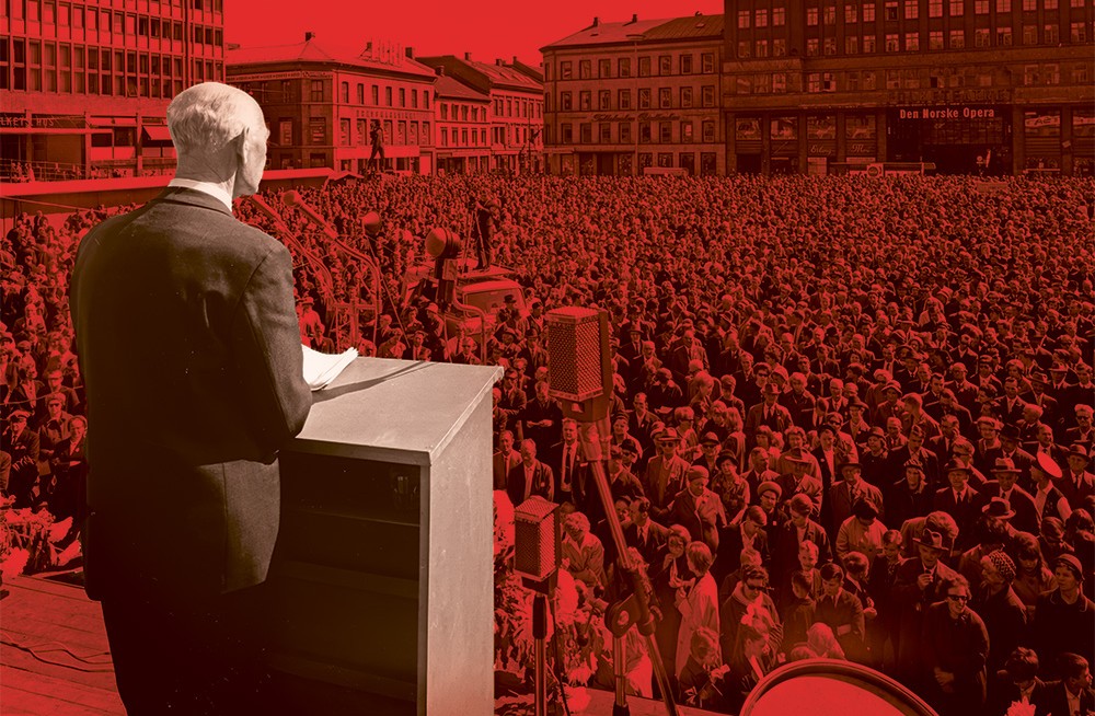 Einar Gerhardsen taler til et stort publikum på Youngstorget.