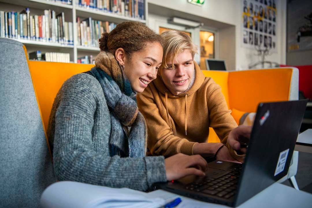 To elever som leser på PC sammen.