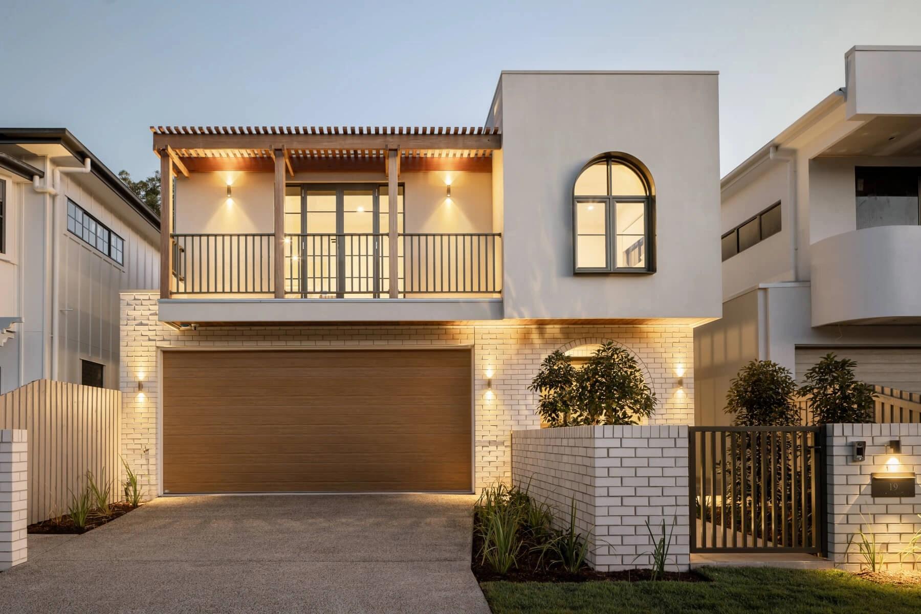 Elegant entrance lighting ideas illuminating a classic Australian home by Invilla Architecture
