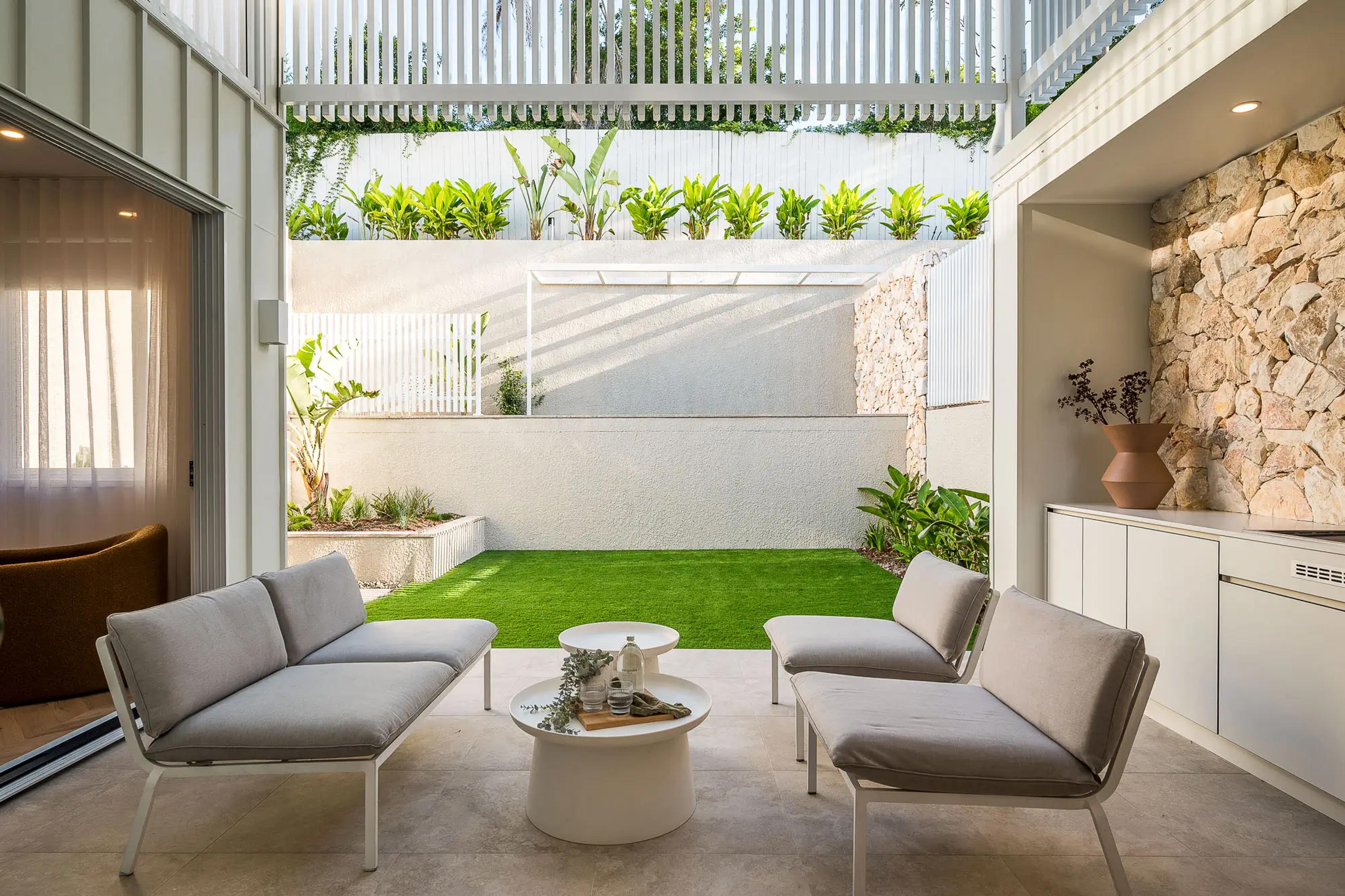 Outdoor entertainment area in a narrow block house design