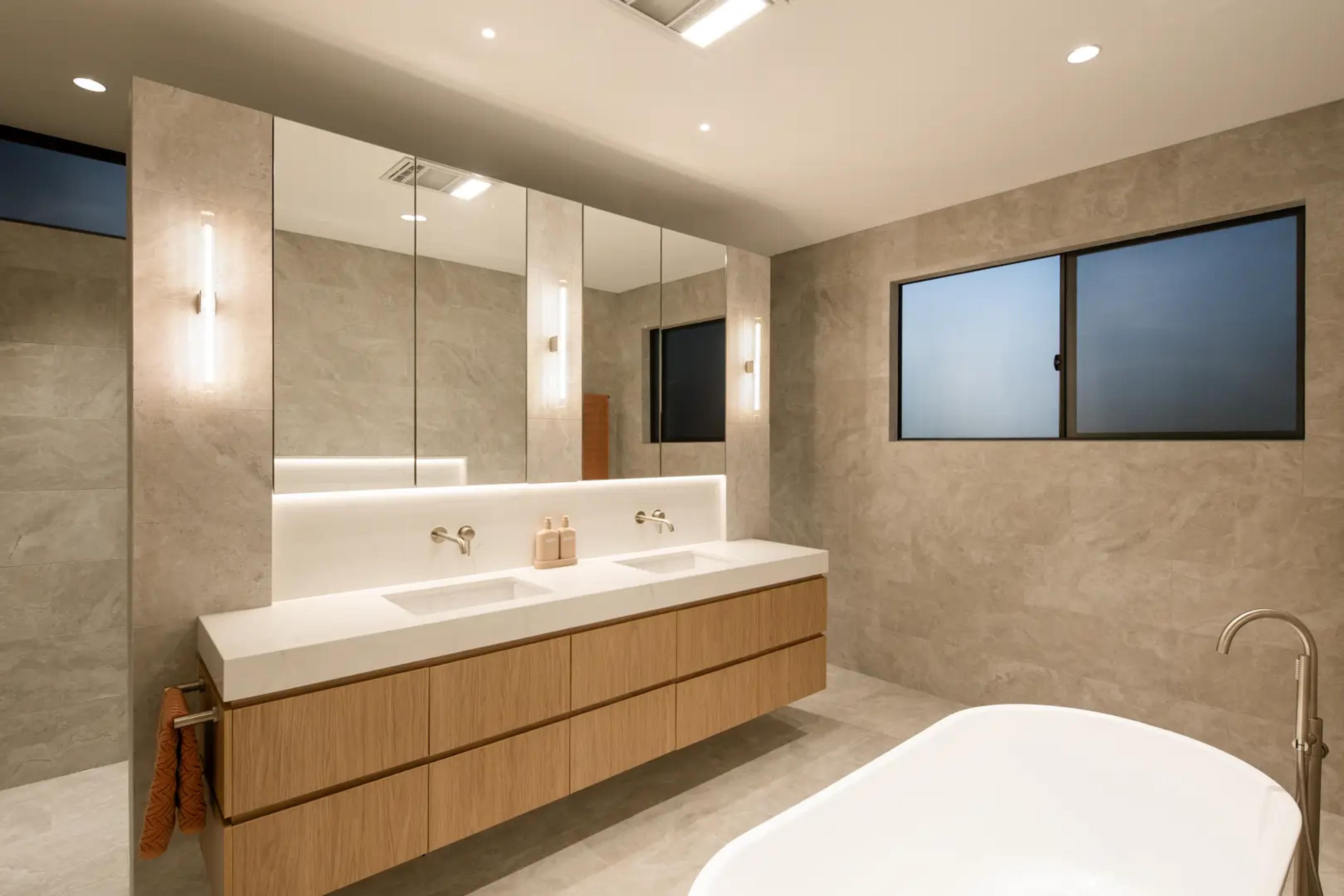Bathroom with double vanity, mirror and freestanding bath