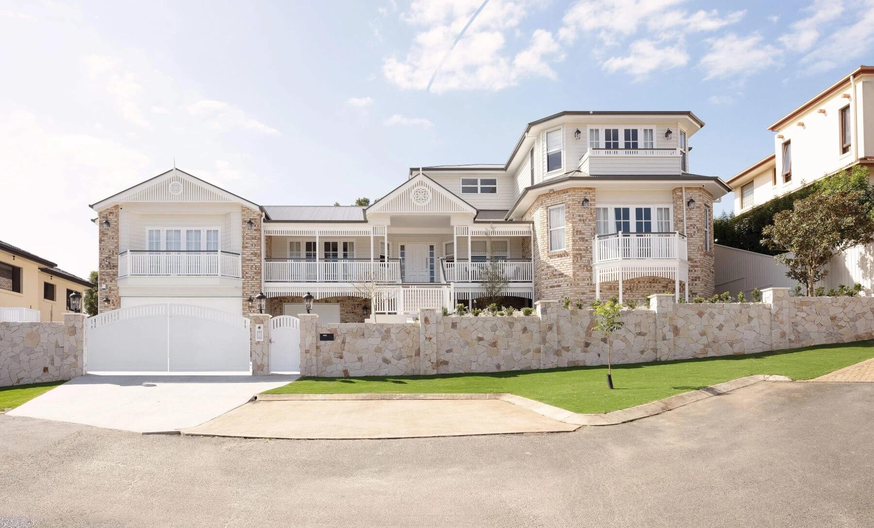 American Hamptons style home exterior by Invilla Architecture.