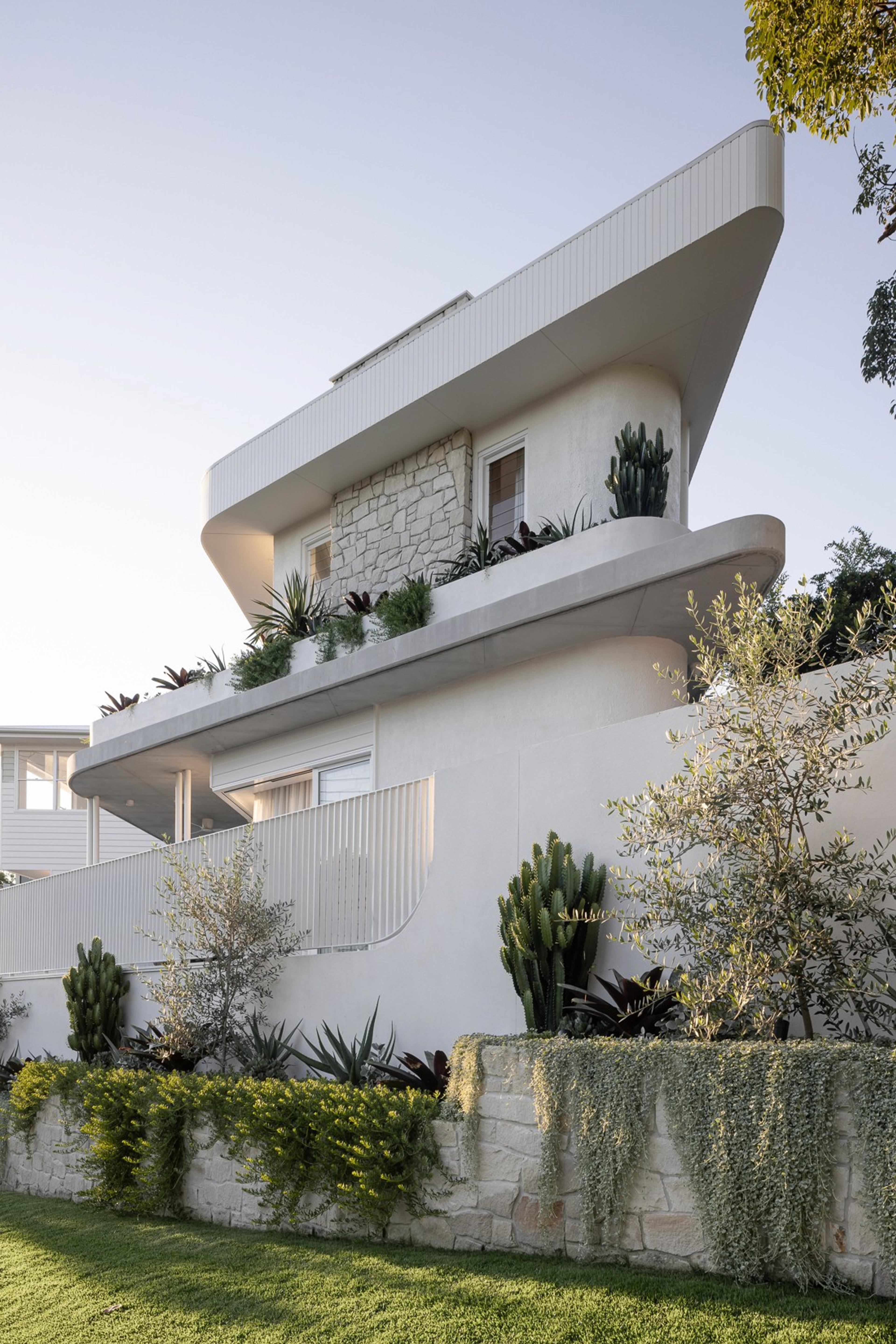 Bespoke modern home design on an L shaped block Brisbane