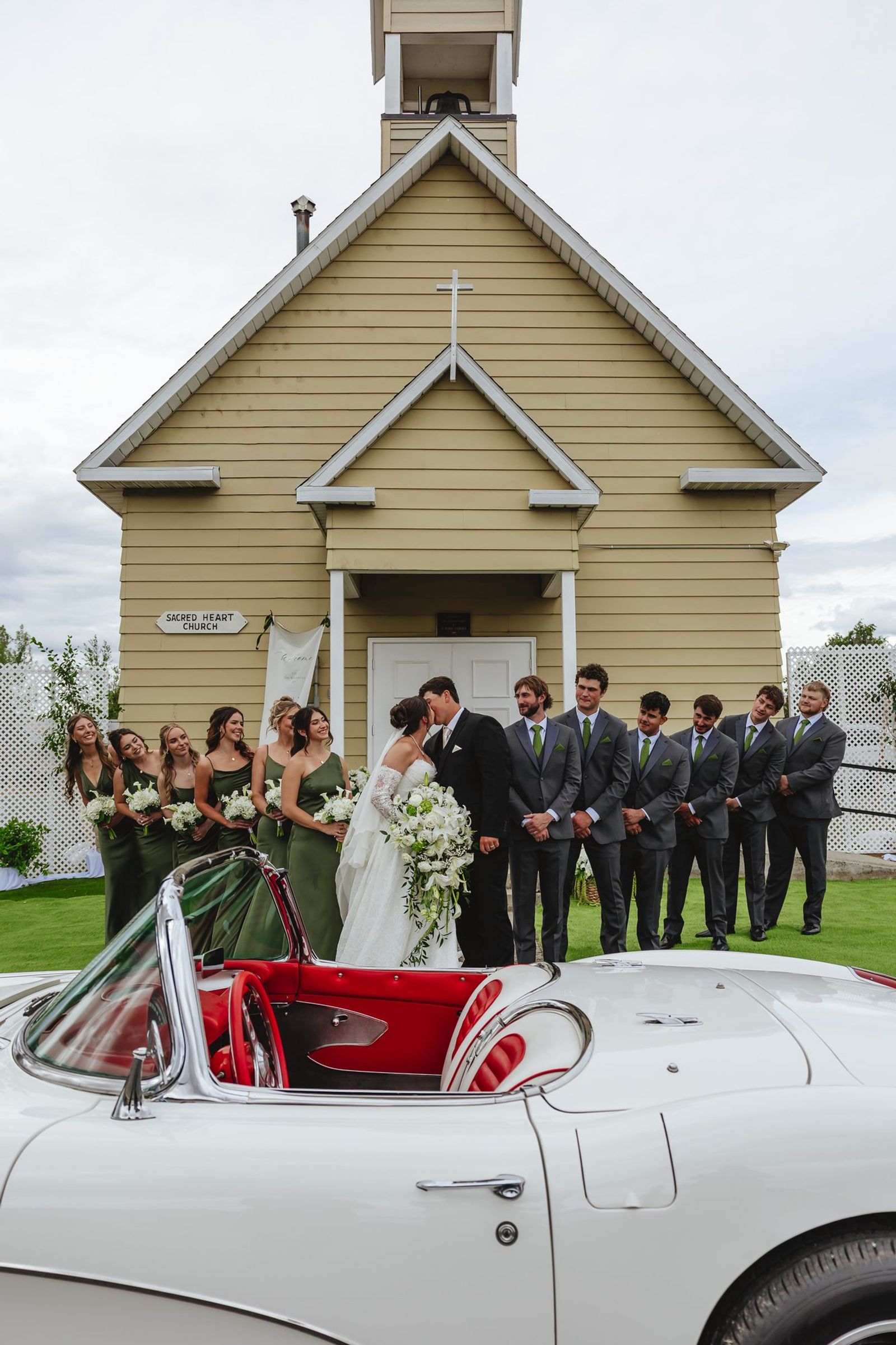 Wedding party with the vintage car