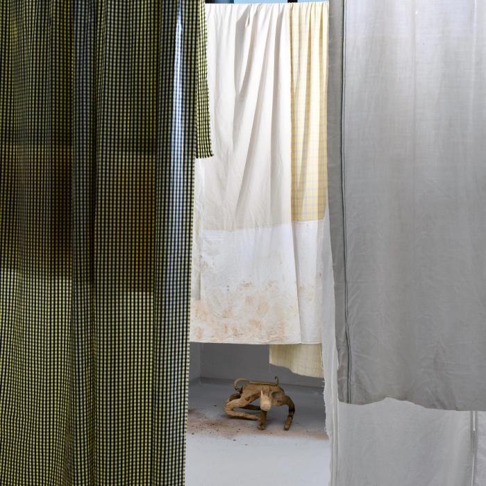 Dans le dos, face au jardin