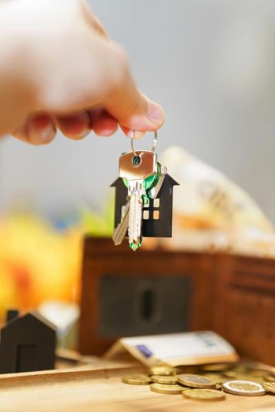 hand holding house keys