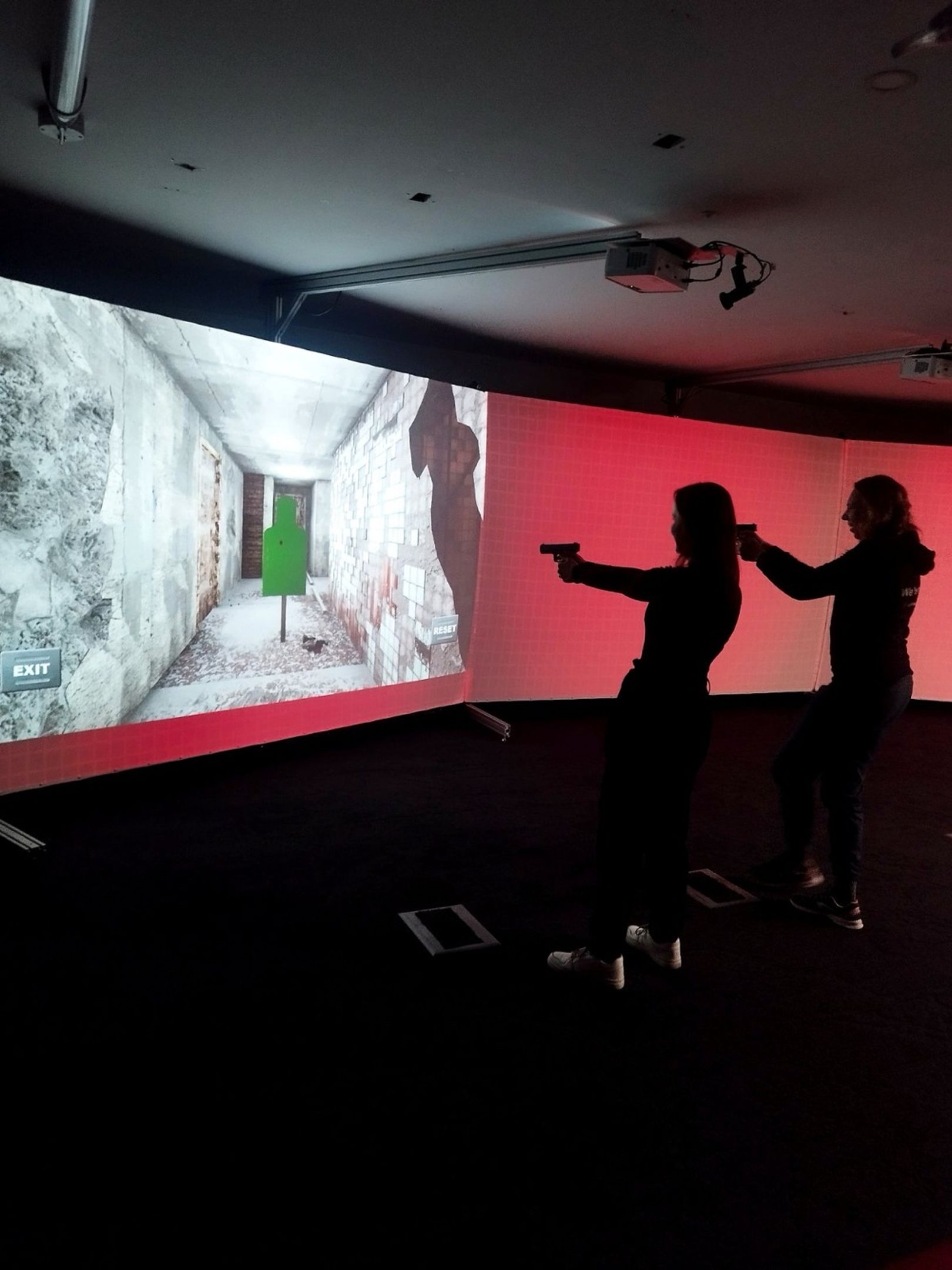 a résztvevők a TI Recon rendszerben tesztelik reakcióidejüket és döntéseiket extrém helyzetekben.