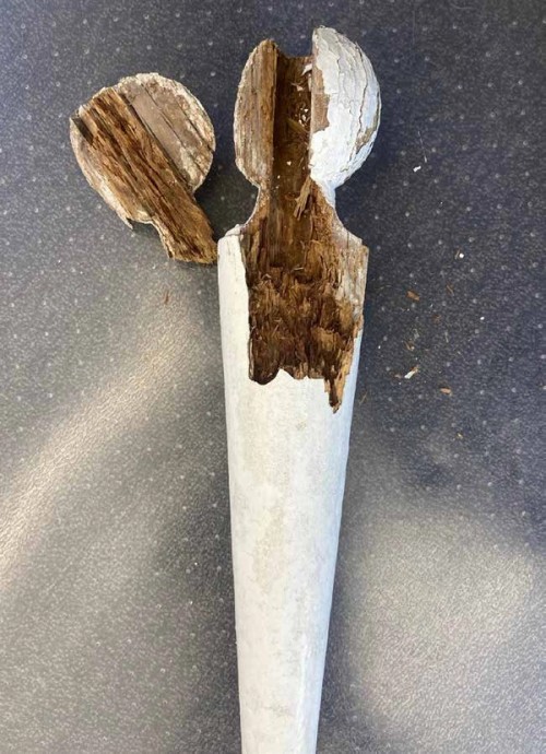 Photo showing rotted finial, Meroogal.