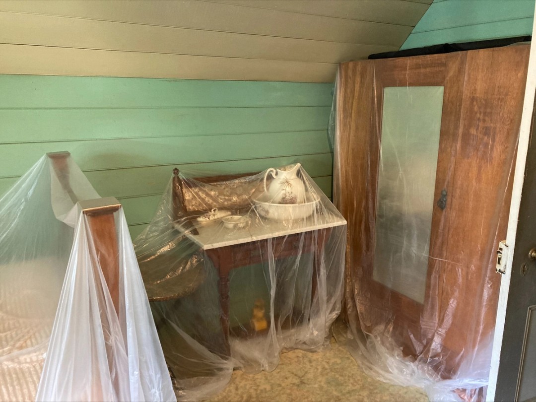 Little balcony bedroom with coverings, Meroogal.