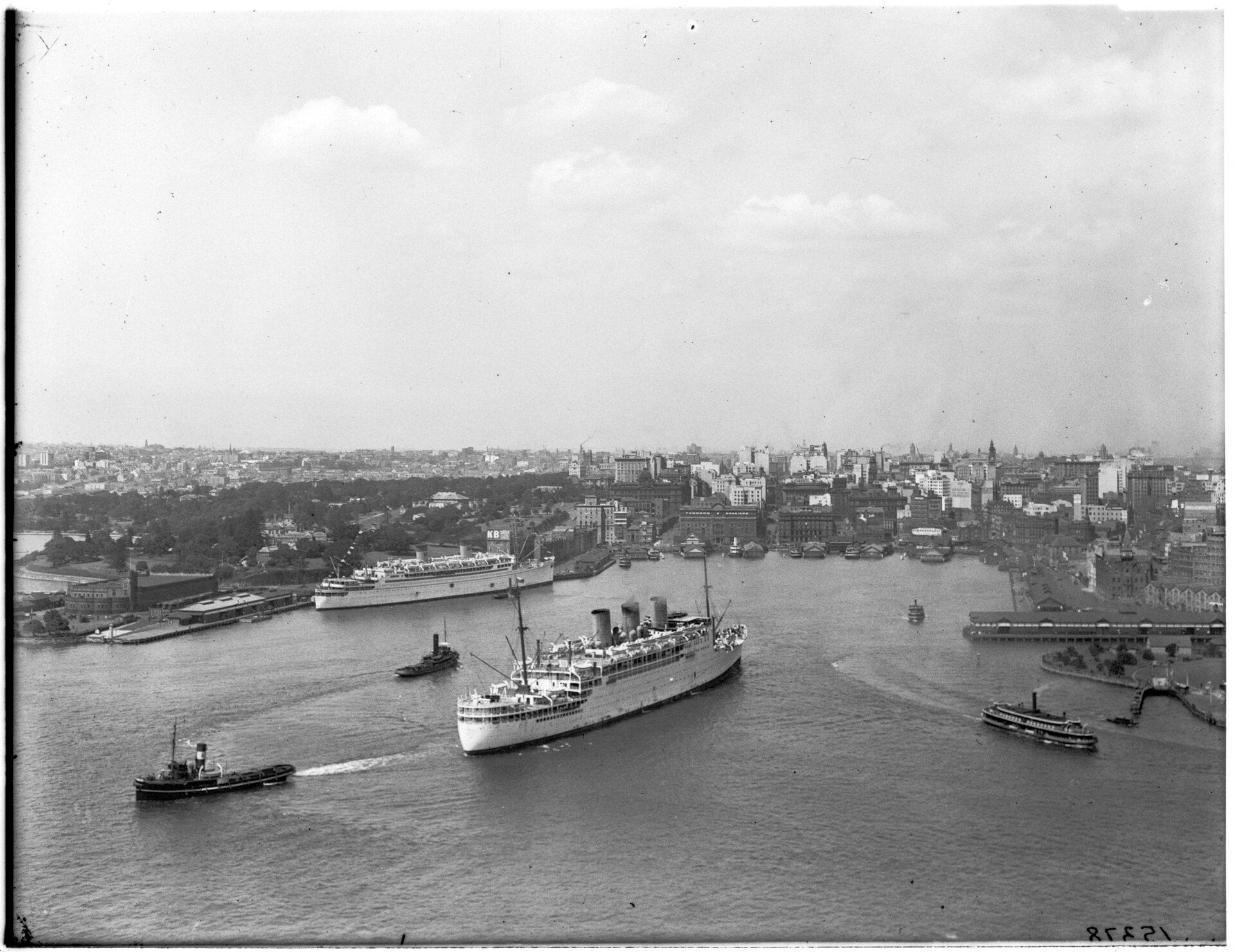 Ocean liners in Sydney Harbour