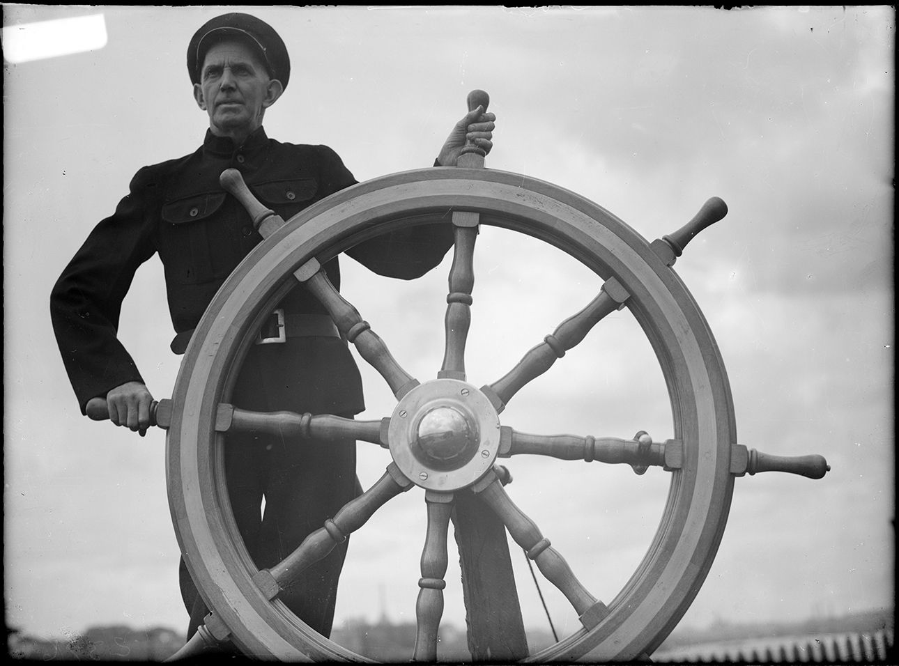 Man steering a ship5's wheel