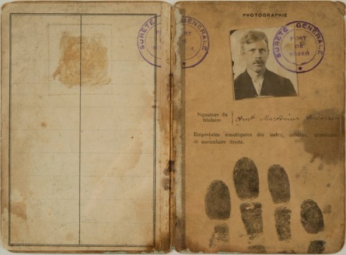 An identity document written in French showing a photo and fingerprints 