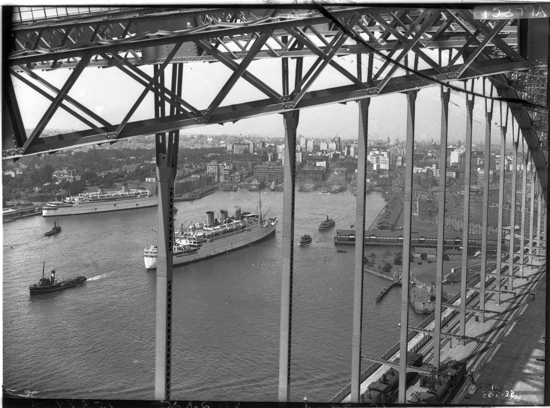 Ocean liners Strathnaver and Mariposa in Sydney Harbour, 1932