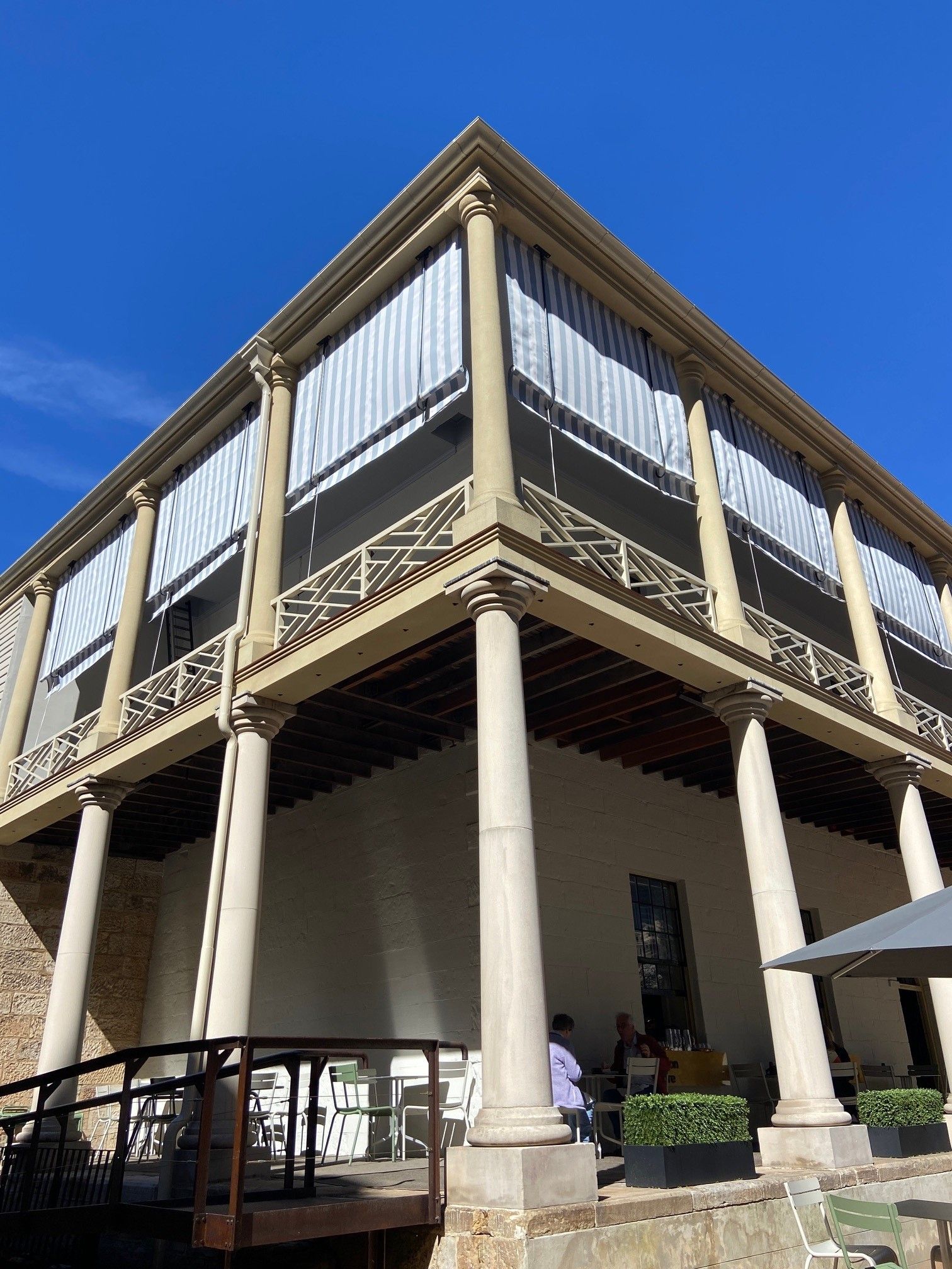 Image of the front of the coloumns on the Rum Hospital verandah