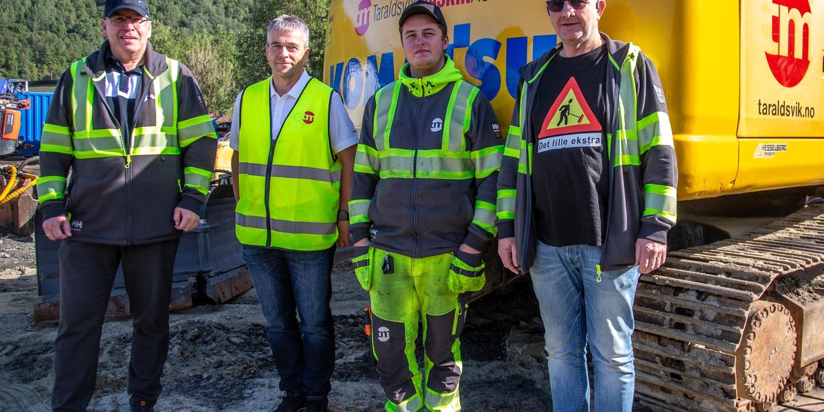 Daglig leder Hans-Erik Aspenes (f.v), OKABs Johnny Gullholm, lærling Elias Pedersen og faglig leder Børge Telle. (Foto: Runar F. Daler, Anleggsmaskinen)