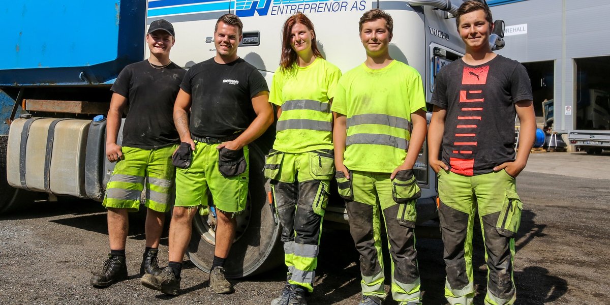 (Fra venstre) Anleggsmaskinmekanikerlærling Patrik Haus (17), faglig leder anleggsmaskinmekaniker Espen Lea Nystøl (26), tidligere vei- og anleggslærling som nå blir lærling i anleggsrørleggerfaget, Rebekka Vevstad (27), og anleggsmaskinførerlærlingene (og tvillingene) Jim Daniel Berntsen (17) og Ole Marius Berntsen (17). (Foto: Runar F. Daler, Anleggsmaskinen)