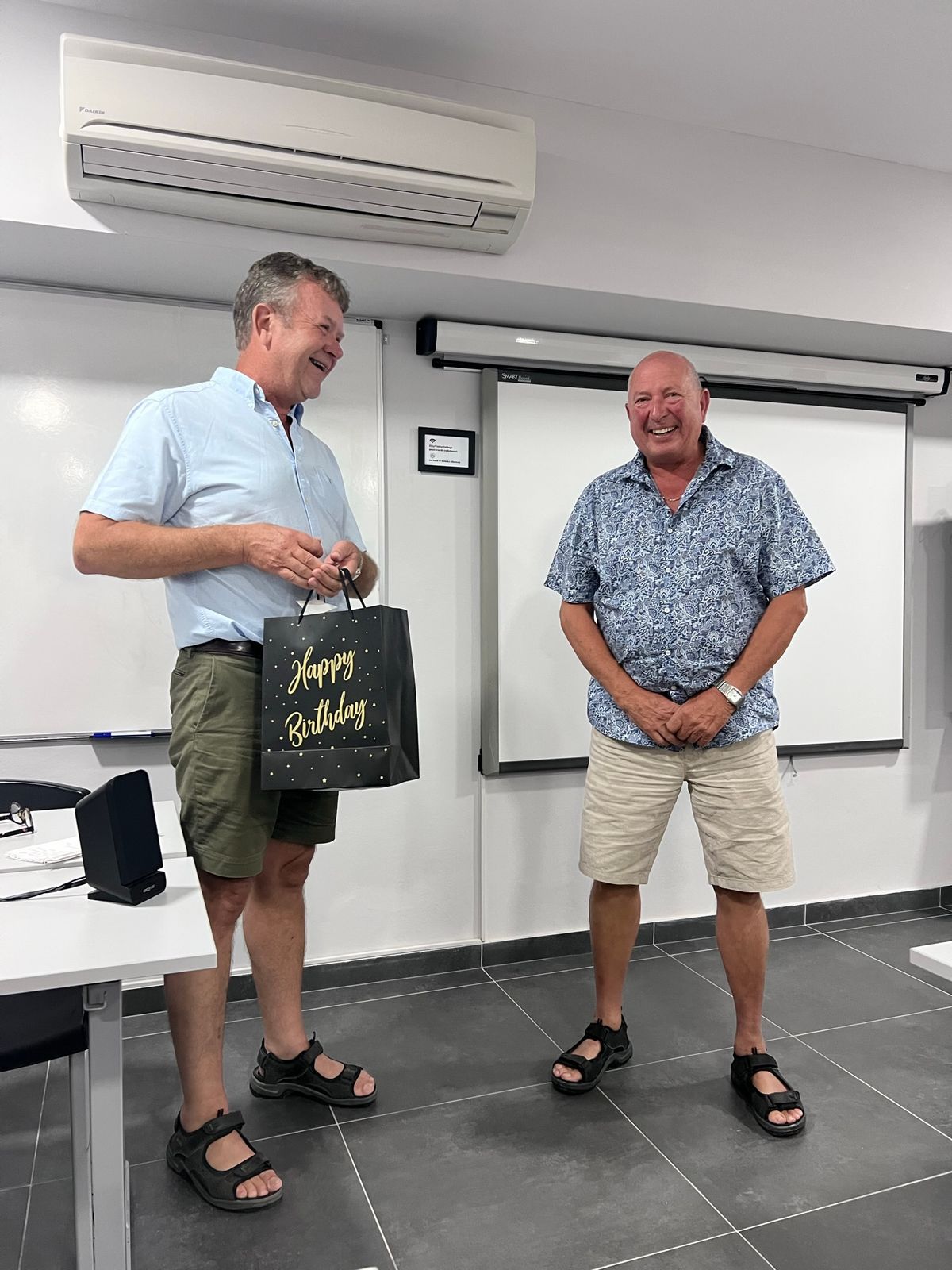 Vi fikk også feiret bursdag, da Terje Holand ble 70 år. Arnstein Repstad sto for gaveoverrekkelsen..
