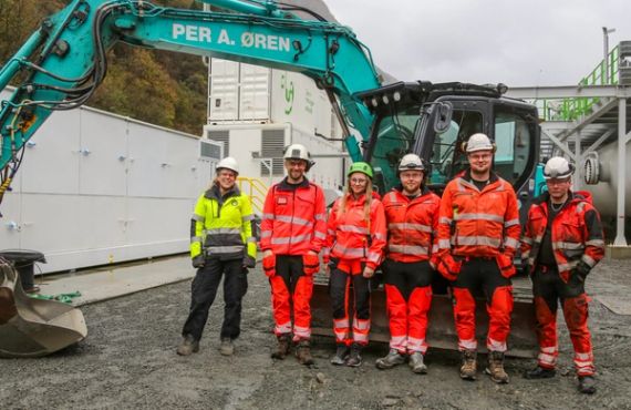 Fra venstre: Katrine Bjønnes Larsen (OKAB), Asbjørn Måredal (anleggsleder og faglig leder), Ingrid Kreken Neset (KS-leder), Karstein Sjøthun Kvam (maskinfører), Markus Kleppe (maskinfører) og Trym Sjøthun (lærling transportfag). (Foto: Runar F. Daler)