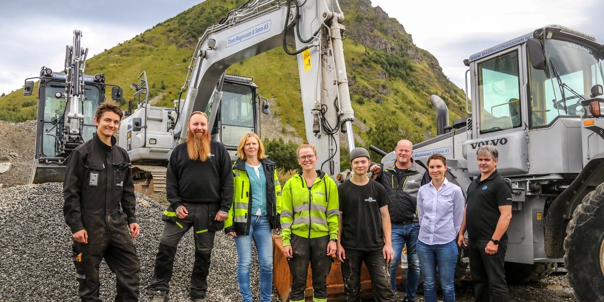 Fra venstre: Lærling Einar Johan Esaiassen, Verksmester og faglig leder i anleggsmaskinmekanikerfaget Bent Willy Brandt, daglig leder Berit Tora Sand, lærlingene Signe Tetlie og Christopher Levin Johan Ramstad, medeier og faglig leder Ørjan Magnussen, HR-leder Hanne Lilleng og Truls Larsen fra OKAB. (Foto: Runar F. Daler, Anleggsmaskinen)