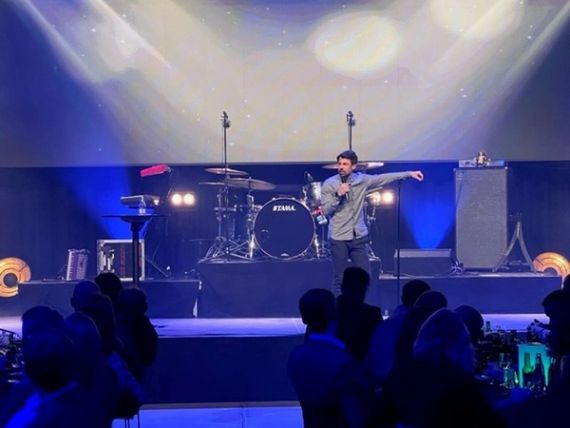 Nilsi underholder på Brakkemiddagen.