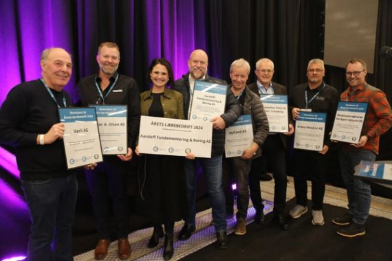 Alle de nominerte. Fra venstre: Terje Varli (Varli AS), Petter André Olsen (Petter A Olsen AS), kunnskapsminister Kari Nessa Nordtun, Lars Oddvar Aulesjord (Aarsleff Fundamentering & Boring AS), Geir Arne Hylland (Hylland AS), Franzefoss Pukk AS Trøndelag, Sturla Nyutstumo (Kvina Maskin AS) og Nicolai Kulseng-Varmedal (Maskinentreprenør Herbjørn Nilssen AS). (Foto: Runar F. Daler)